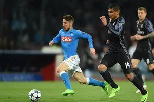 Ông bầu De Laurentiis dường như đang khuyến khích Dries Mertens (trái) dồn sức vào Champions League .