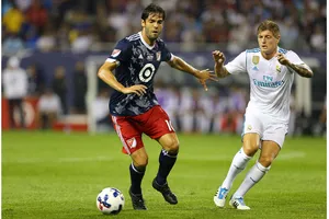 Kroos (phải) trong pha tranh bóng với Kaka.