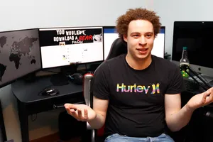 Marcus Hutchins, 22 tuổi, nổi tiếng thế giới khi tìm ra cách chặn vụ tấn công mạng ransomrare WannaCry lây nhiễm hàng trăm ngàn máy tính trên toàn cầu vào tháng 5-2017. Ảnh: AP