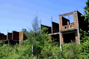 Khu nhà ở công nhân viên Nhà máy Đóng tàu Dung Quất bị bỏ hoang