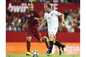 Nainggolan cũng phải phòng thủ