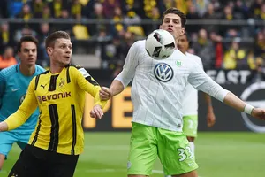 Dortmund (trái) vẫn có thể nghĩ đến chuyện giành được cả 3 điểm trên sân của Wolfsburg.
