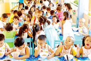 Bữa ăn của các bé học bán trú tại một trường mẫu giáo. Ảnh minh họa