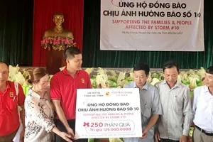 Giúp đồng bào bị ảnh hưởng từ bão số 10