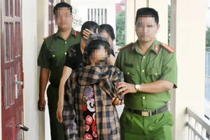 Lực lượng công an bắt giữ các đối tượng