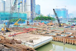 Cống ngăn triều Bến Nghé thuộc dự án giải quyết ngập do triều cường cho TPHCM có xét đến yếu tố biến đổi  khí hậu được kỳ vọng khi hoàn thành sẽ giải quyết ngập do triều cường cho diện tích 570km2 với 6,5 triệu dân  trong vùng dự án. Ảnh: Chủ đầu tư cung 