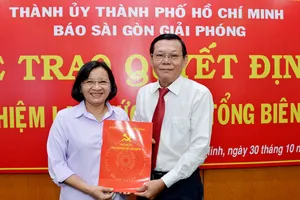 Đồng chí Thân Thị Thư, Ủy viên Ban Thường vụ Thành ủy, Trưởng Ban Tuyên giáo Thành ủy TPHCM trao quyết định bổ nhiệm lại chức danh Tổng Biên tập Báo SGGP đối với đồng chí Nguyễn Tấn Phong