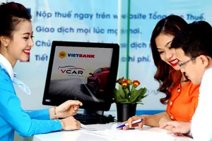 Nhân viên ngân hàng tư vấn tín dụng cho khách hàng