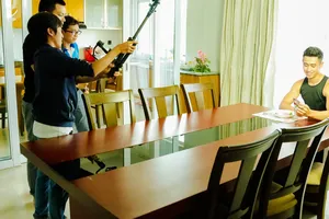 Thí sinh trổ tài tiếp thị quảng cáo trong cuộc thi “1 tỷ khởi nghiệp cùng Saigon Co.op”  ​