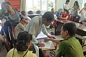 Cán bộ điều tra tiếp nhận hồ sơ, chứng từ người dân cung cấp