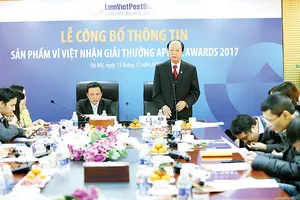 Ông Phạm Doãn Sơn, Phó Chủ tịch Thường trực HĐQT kiêm TGĐ LienVietPostBank (bên trái)  và ông Nguyễn Đình Thắng, Phó Chủ tịch HĐQT (bên phải)