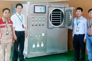 Tiến sĩ Nguyễn Tấn Dũng cùng các cộng sự bên máy sấy thăng hoa phiên bản DS-10