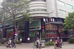 2 quán bar hành người dân