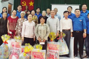 Thăm và tặng quà tết gia đình chính sách vùng căn cứ