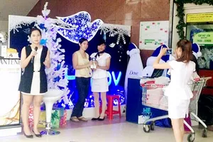 Sinh viên làm việc bán thời gian tiếp thị sản phẩm mới