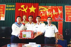 Đoàn công tác chúc tết cán bộ, chiến sĩ nhà giàn DK1