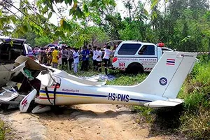 Điều tra hiện trường tai nạn máy bay huấn luyện ở Thalang, Phukhet, Thái Lan, ngày 1-3-2018. Ảnh: BKP