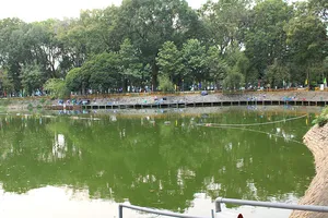 Hồ nước Công viên Hoàng Văn Thụ bốc mùi hôi thối
