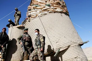 Binh sĩ bảo vệ tại một trạm kiểm soát ở huyện Khawaja Omari, tỉnh Ghazni, Afghanistan, ngày 12-4-2018. Ảnh: REUTERS