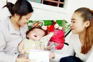 Đại diện Báo SGGP trao chị Hiệp số tiền 41 triệu đồng bạn đọc giúp cháu Phước điều trị bệnh