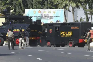 Cảnh sát phong tỏa hiện trường vụ đánh bom trụ sở cảnh sát TP Surabaya, Đông Java, Indonesia, ngày 14-5-2018. Ảnh: AP