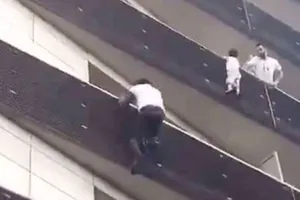 Cứu cháu bé lơ lửng trên tầng 4, “người nhện” Mali  được Tổng thống Pháp cấp quyền công dân