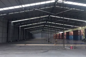 Một công trình nhà giữ xe khang trang được xây dựng tạm  trên đất quy hoạch trồng cây xanh tại quận 7, TPHCM