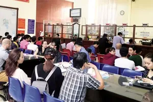 Người dân, doanh nghiệp tìm hiểu về các quy định pháp luật, trong đó có Luật Trọng tài thương mại tại Sở Tư pháp TPHCM