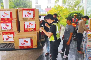 Các đoàn nước ngoài mang hàng cứu trợ giúp người dân Lào  bị nạn trong vụ vỡ đập thủy điện. Ảnh: ĐOÀN KIÊN