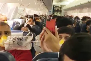 Hành khách đeo mặt nạ oxy khi máy bay Jet Airways bị mất áp suất cabin ngày 20-9-2018. Ảnh: TWITTER/DARSHAKHATHI