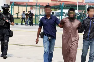 Cảnh sát áp giải các nghi phạm. Ảnh: RMB