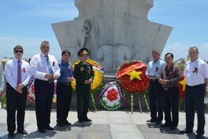 俄羅斯聯邦駐本市總領事Popov A. V. 與眾多俄羅斯和越南公民前往金蘭紀念碑緬懷、上香和敬獻花圈。（圖源：互聯網）