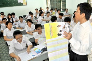 指導學生辦理報讀十年級卷宗。（示意圖來源：互聯網）