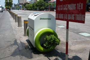 安裝在阮惠步行街的兩格垃圾桶。（資料圖來源：互聯網）