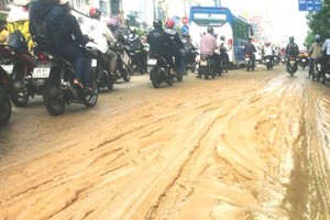 爛泥撒落路上　交通一片混亂