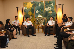 海軍少將范懷南與新加坡海軍少將黎忠漢進行雙邊會晤。（資料圖：海軍報網）