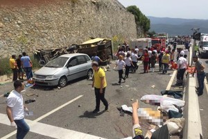 旅遊巴士墜崖事故現場。（圖源：互聯網）