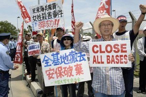 美軍駐紮在沖繩縣的嘉手納基地，附近居民抗議噪音訴訟。（互聯網）