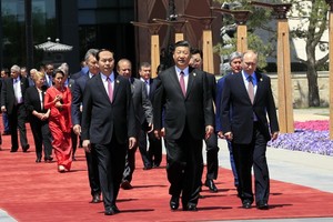 國家主席陳大光（左一）與中國主席習近平及出席論壇的其他國家領導人。