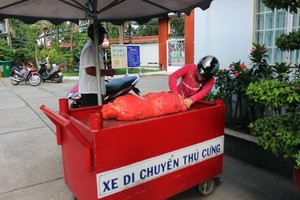 某家庭把自家寵物狗的屍體送到平興和火化場火化。