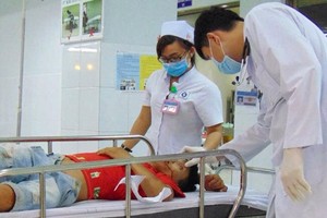 醫務人員在工作時都會穿印有醫院標誌的白大褂和佩戴姓名牌。（示意圖來源：互聯網）