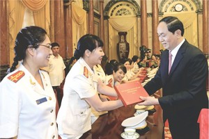 國家主席陳大光向女公安贈送禮物。（圖源：互聯網）