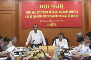 張和平副總理在會議上發表講話。