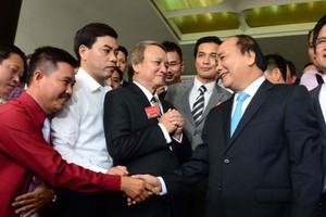 阮春福總理與若干企業家親密接觸。（圖源：青年報）