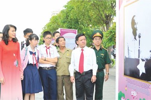 市領導與學生們參觀胡伯伯圖片展。（圖源：互聯網）