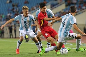 雙方隊員在比賽中拼搶。（圖源：互聯網）