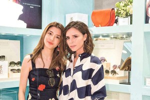 吳千語（左）成功跟 碧咸嫂（右）合照。（圖源：互聯網）