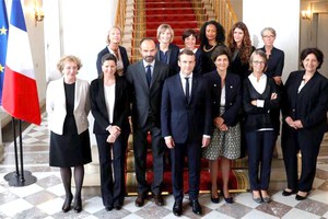 法國總統馬克龍與新政府女部長合影。（圖源：互聯網）