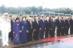 黨政領導人晉謁胡志明主席陵。（圖源：互聯網）