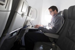 圖為某一乘客在飛機上使用手提電腦。（示意圖源：互聯網）